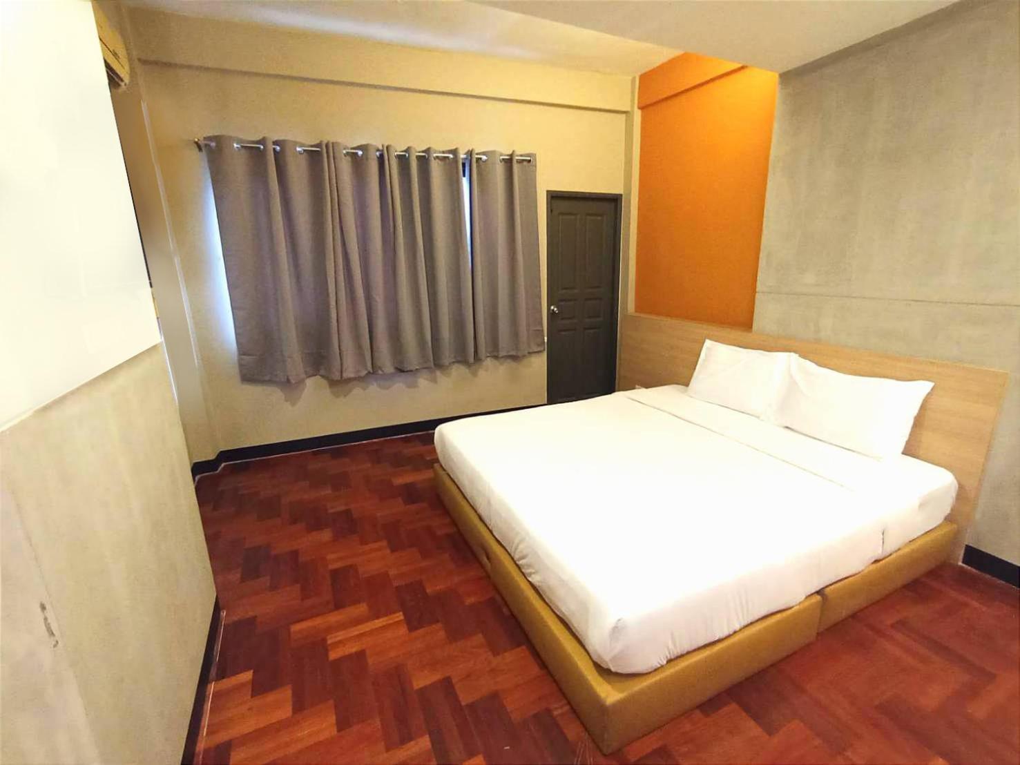 Go Inn Silom Road -Bts Saint Louis Bangkok Exteriör bild